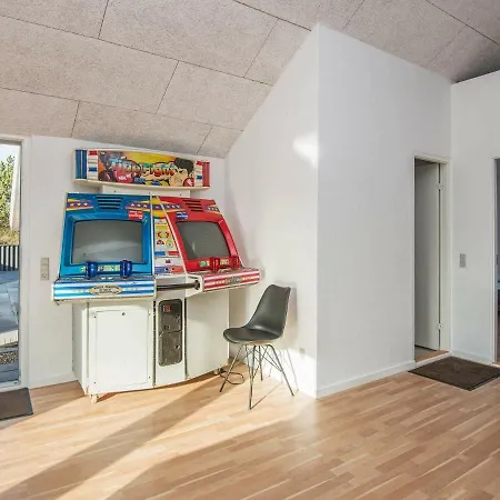 Four-bedroom Holiday In Henne 7 Hébergement de vacances Henne Strand